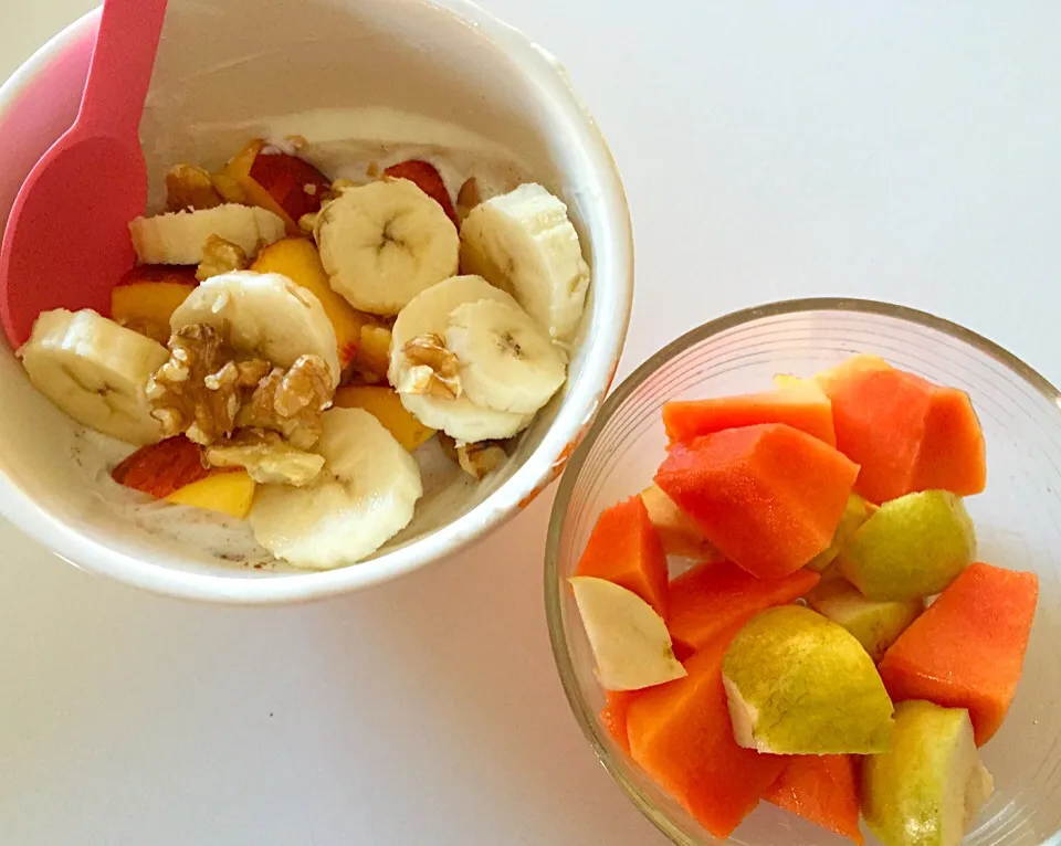 Breakfast with Vovo : Greek yogurt with agave and cinnamon, peaches, banana and walnuts with side of papaya and guava|victoria valerioさん