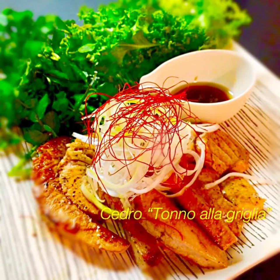 マグロカマトロステーキ💕           醤油と柚子胡椒ベースのソース。白髪ネギ添えてー♪( ´▽｀)|Cedro🍋さん