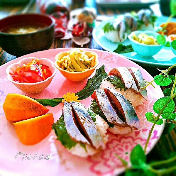 不細工なお鮨deごめんね！ 朝ごはん♪(*^^*)
＊秋刀魚のにぎり
＊ブロッコリーの茎の胡麻味噌和え
＊人参と赤玉ねぎの甘酢漬け
＊小松菜お浸し
＊柿
＊お味噌汁|michaeさん