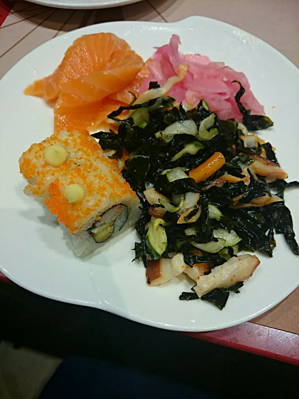 california maki, pickled ginger, seaweeds salad, fresh salmon..|bonnieさん