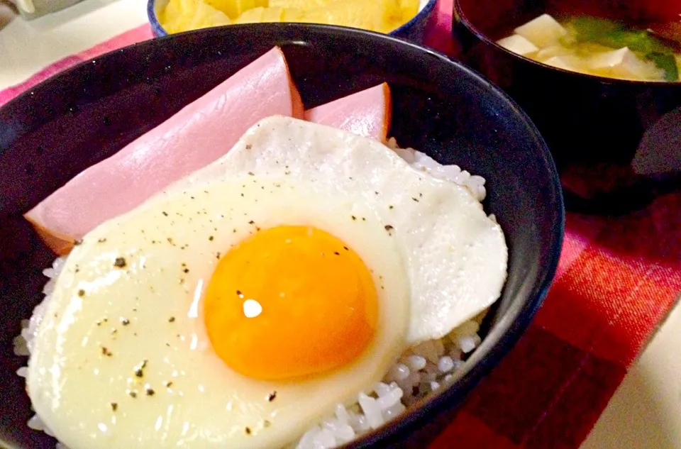 朝ごはん＊ハムと目玉焼き、漬物、味噌汁|ひかるんさん