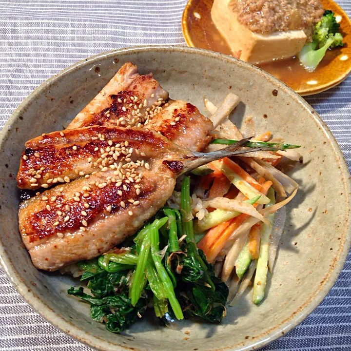 お野菜たっぷり  秋刀魚の蒲焼きのせ  がっつり  玄米ご飯丼|kazさん