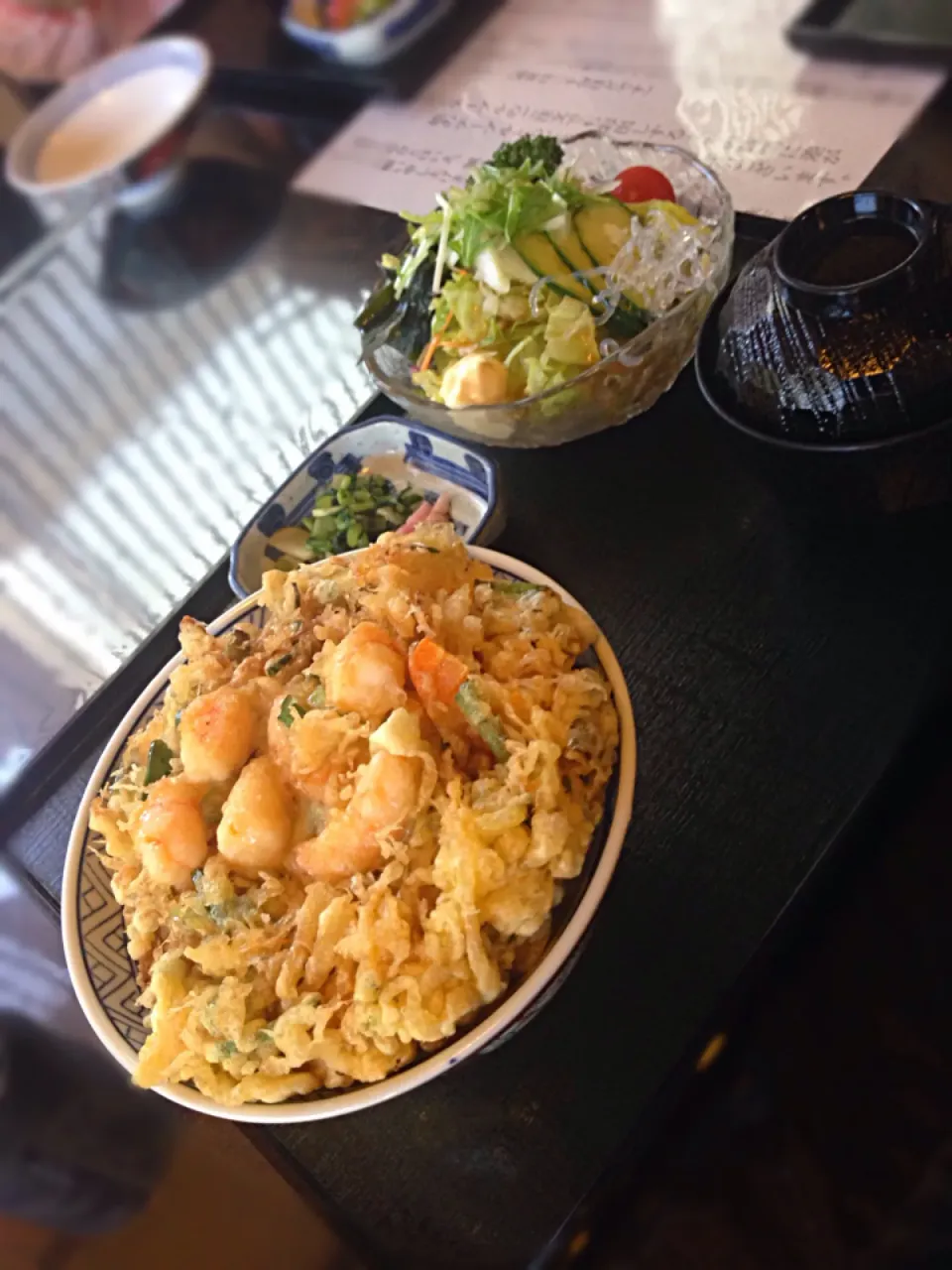 Snapdishの料理写真:かき揚げ丼とサラダ|古山さん