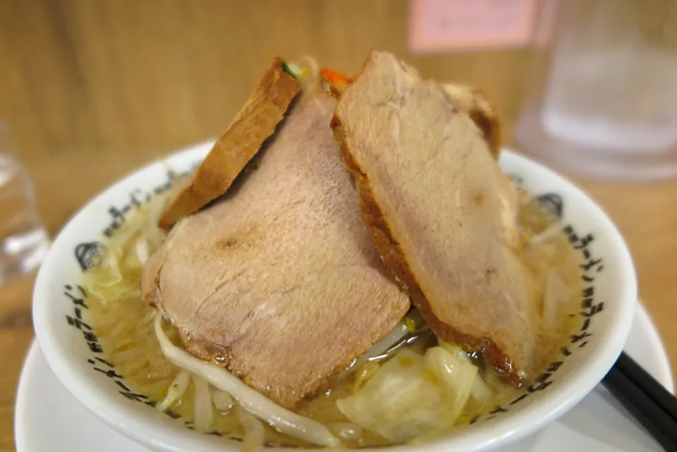 豚野郎ラーメン 中太麺|マハロ菊池さん