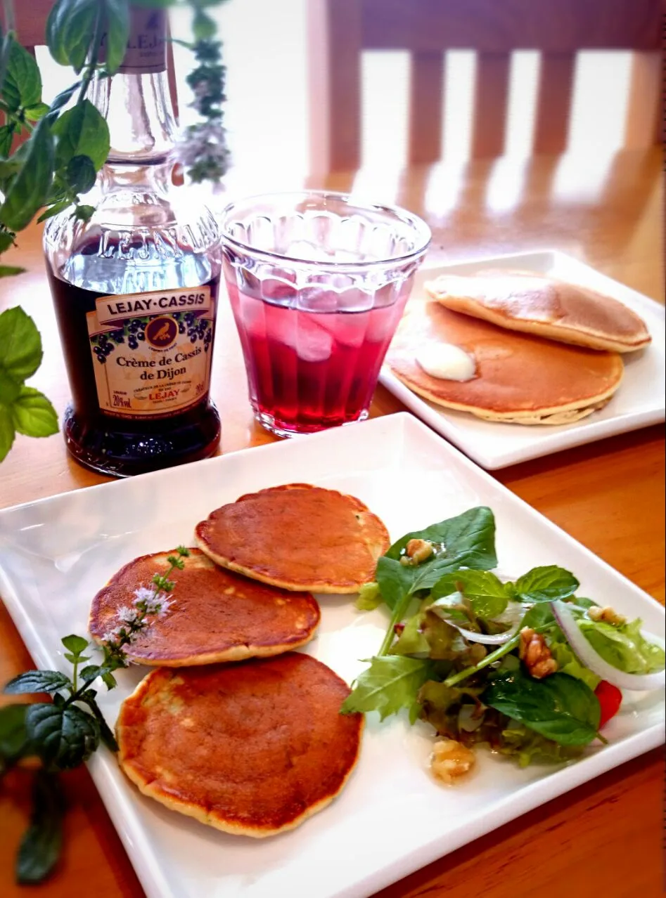 Snapdishの料理写真:ハーブパンケーキ🌿ブランチ        ミントとコリアンダーで|うさかめさん