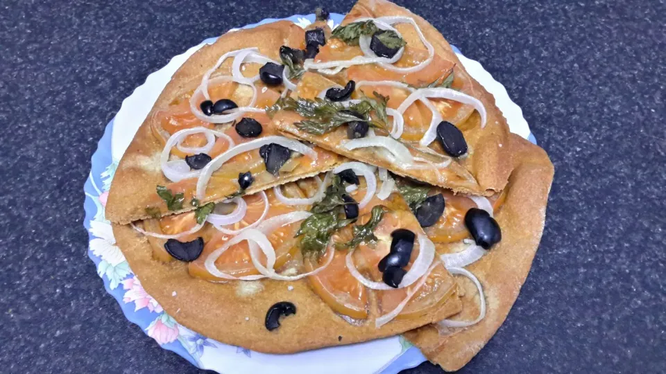 Deliciosa pizza vegana con harina de avena y tomate, cebolleta, aceitunas negras, perejil, aceite de oliva, sal y pimienta..... Tan sencilla como rica!|nuria wassabiさん