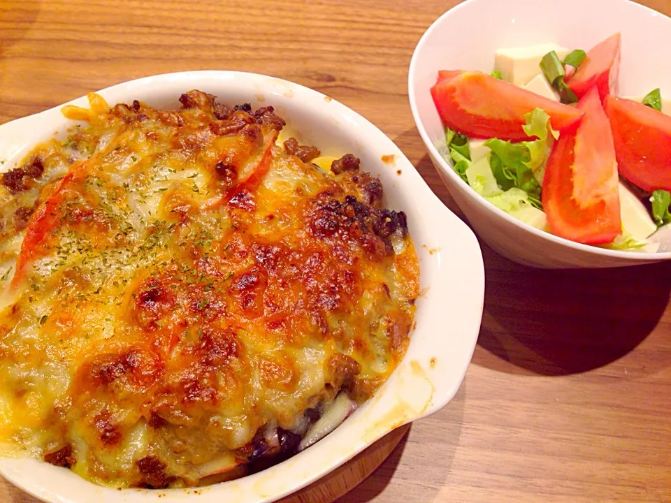 Snapdishの料理写真:ナスとトマトの重ねチーズ焼きと豆腐サラダ|あやかさん