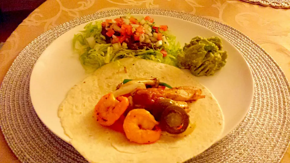 Shrimp & Chicken  Fajitas with Guacamole.|Saito  Iwaoさん