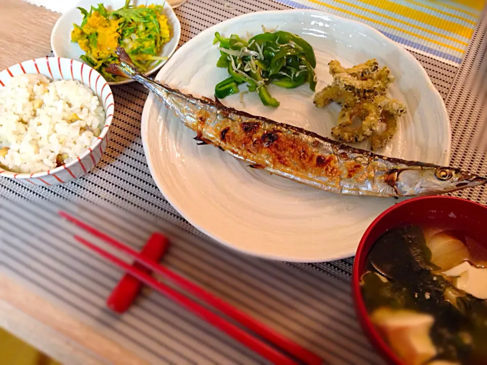 栗ご飯、サンマの塩焼き、ピーマンじゃこ炒め、ゴーヤの唐揚げ、かぼちゃ水菜サラダ、味噌汁|まろさん