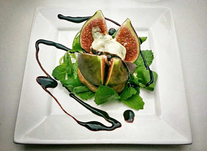 Figs with cheese roqueford baked with Parma ham, balsamic cream, wasabi rucola ...|Matthew NLさん