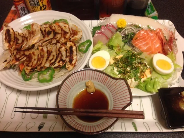 Snapdishの料理写真:モヤシ炒め、お肉屋さんの焼き餃子、お刺身盛り合わせ、ゆで卵サラダ、冷奴！✩⃛꒰⁎⁍̴◡⁍̴⁎ ॢ꒱✨|サソリさん