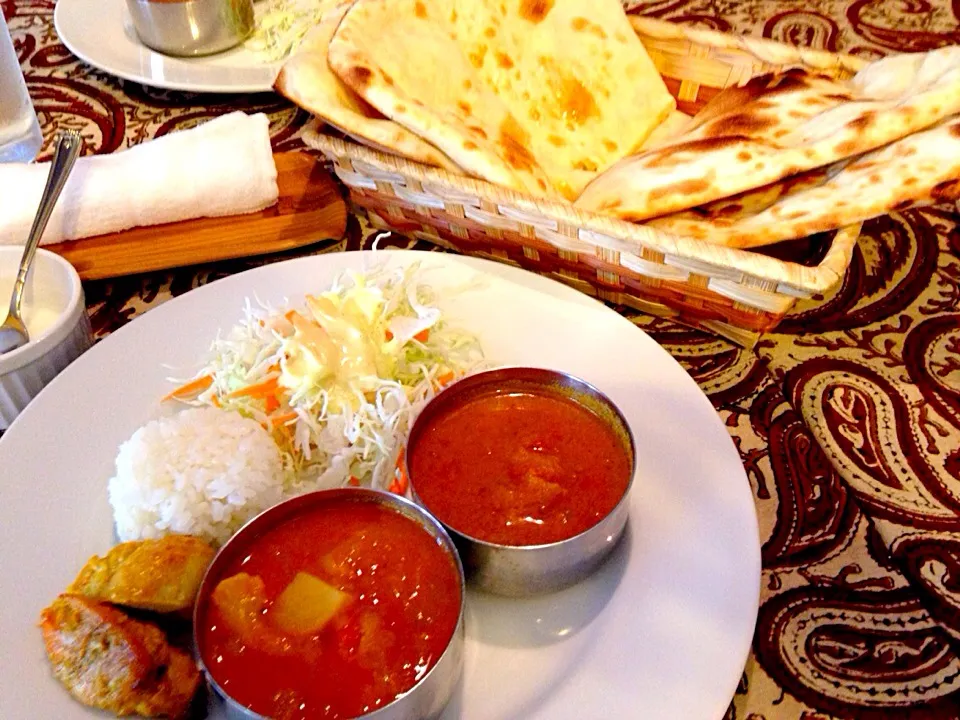 日替わりランチ(カレー2種類・ナンおかわり自由・サラダ・ライス・本日の一品料理・ヨーグルト)@インド料理 SATYAM(サティアム)  緑区|みっさんさん