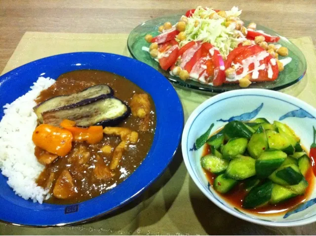 カレーライス・オイキムチ・キャベツひよこ豆トマトサラダ|まーままさん