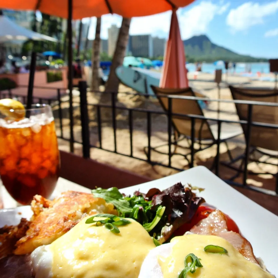 classic eggs benedict with hawaiian plantation iced tea 🍹🍍|tayukoさん