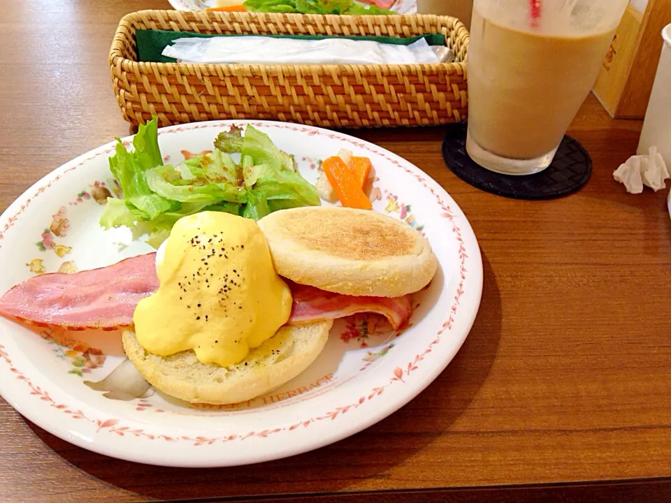 ベーコンエッグベネディクト(アイスカフェラテ)@キオラカフェ(大和田)|みっさんさん