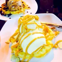 Vanilla waffle with almond, vanilla ice cream and caramel sauce|FYDNさん