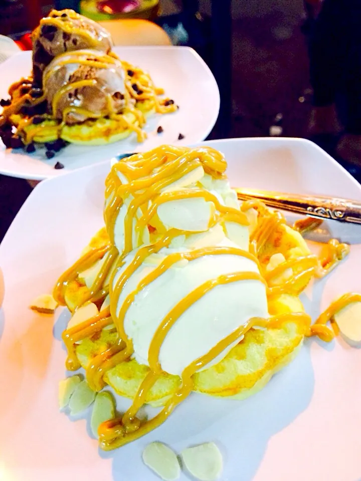 Vanilla waffle with almond, vanilla ice cream and caramel sauce|FYDNさん