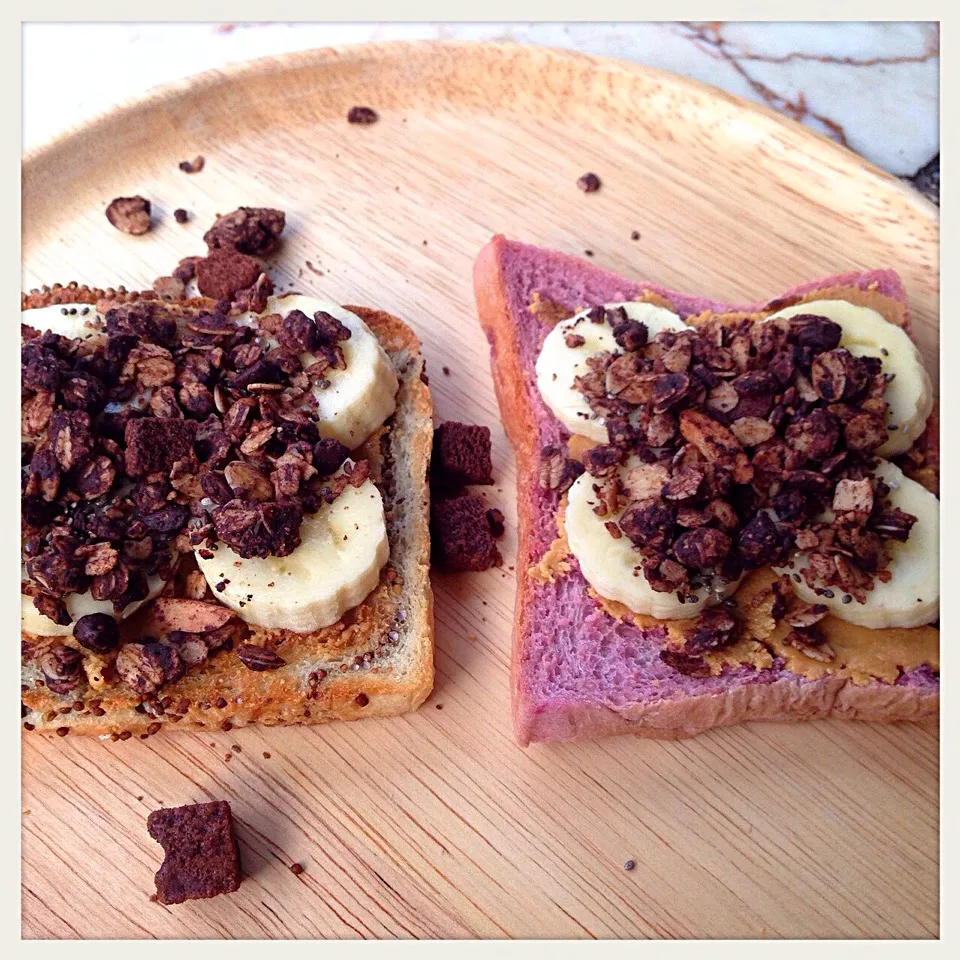 Healthy Bread w/ Granola & PB & Banana|Gift Laohakanchanasiriさん