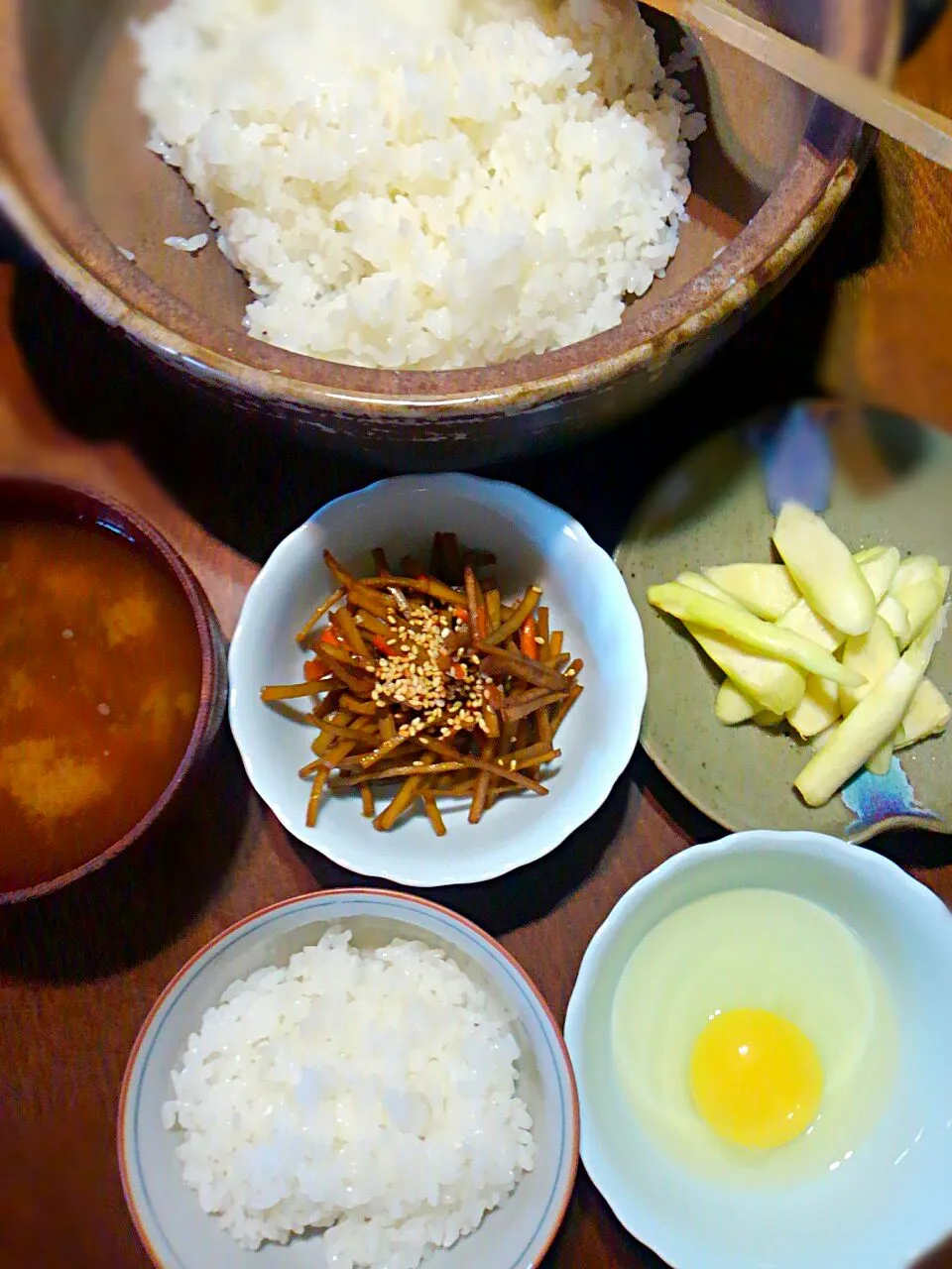 Snapdishの料理写真:卵がけ御飯　マコモダケの浅漬け　あおさ味噌汁　きんぴらごぼう|プロフーモさん