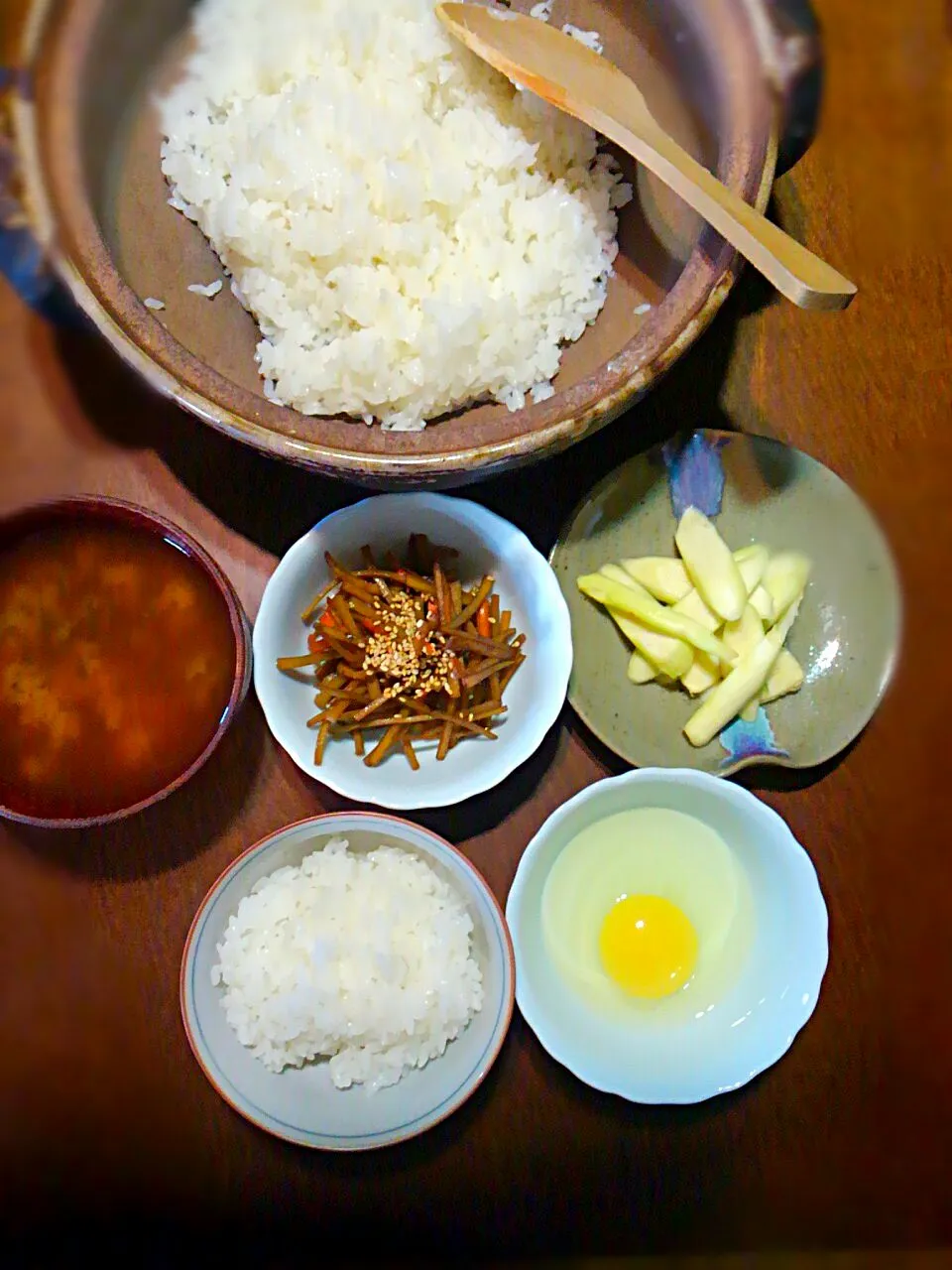 Snapdishの料理写真:土鍋で御飯　卵　マコモダケ浅漬け　あおさ味噌汁　きんぴらごぼう|プロフーモさん