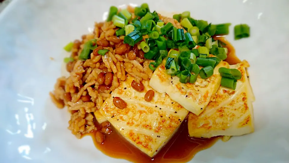 Snapdishの料理写真:焼き豆腐の鶏そぼろ納豆かけ|Nobさん