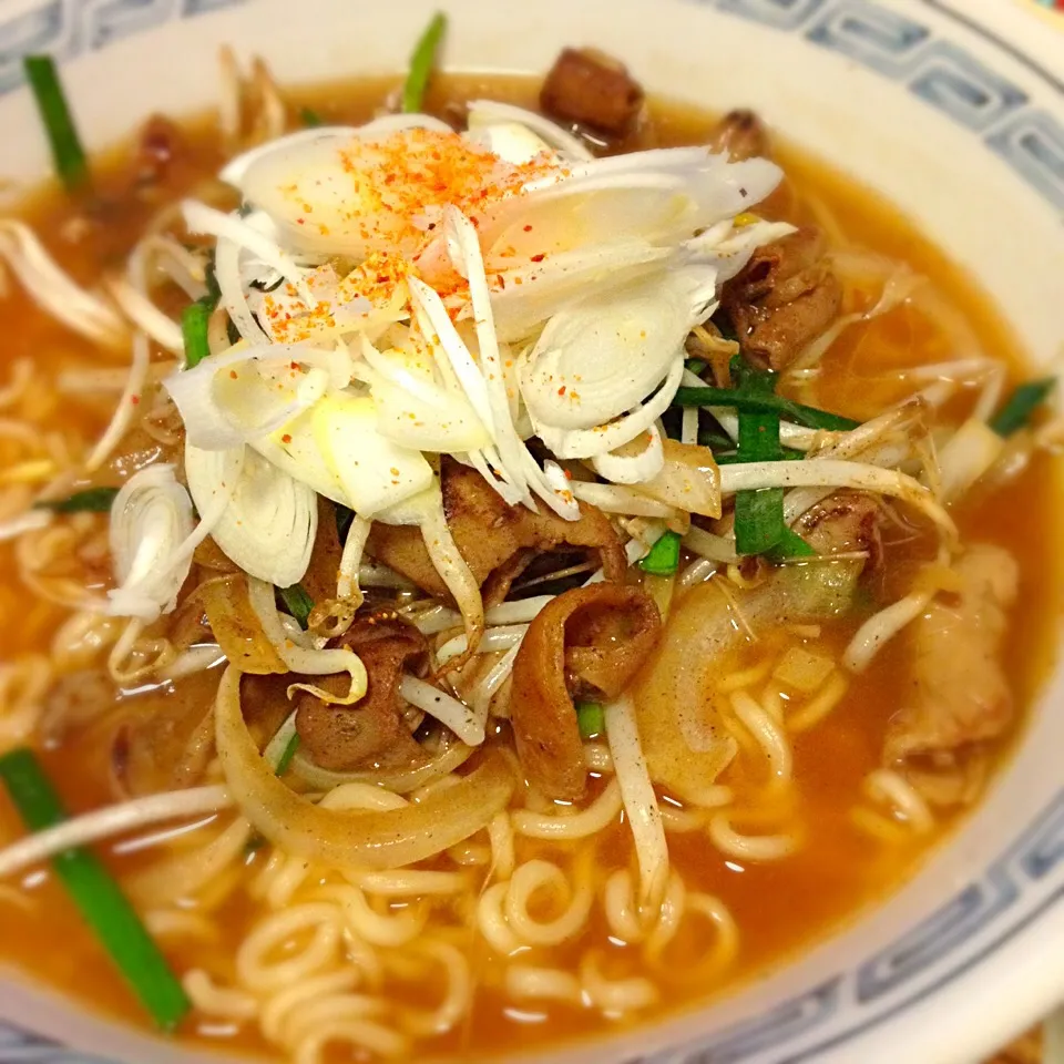 にらホルモン炒めラーメン🍜|にょんにいさん