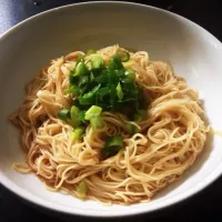 Snapdishの料理写真:Noodles Mixed with Scallion, Oil and Soy Sauce💚|Mittyさん