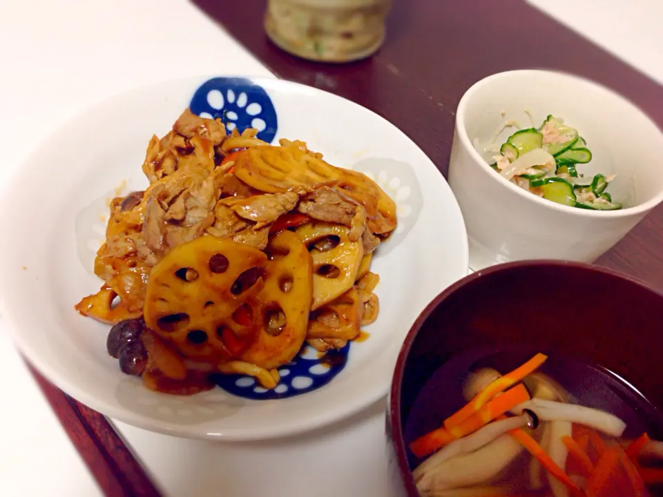 豚肉とれんこんの味噌炒め、澄まし汁、きゅうりと玉ねぎとツナのサラダ|ちびいさん