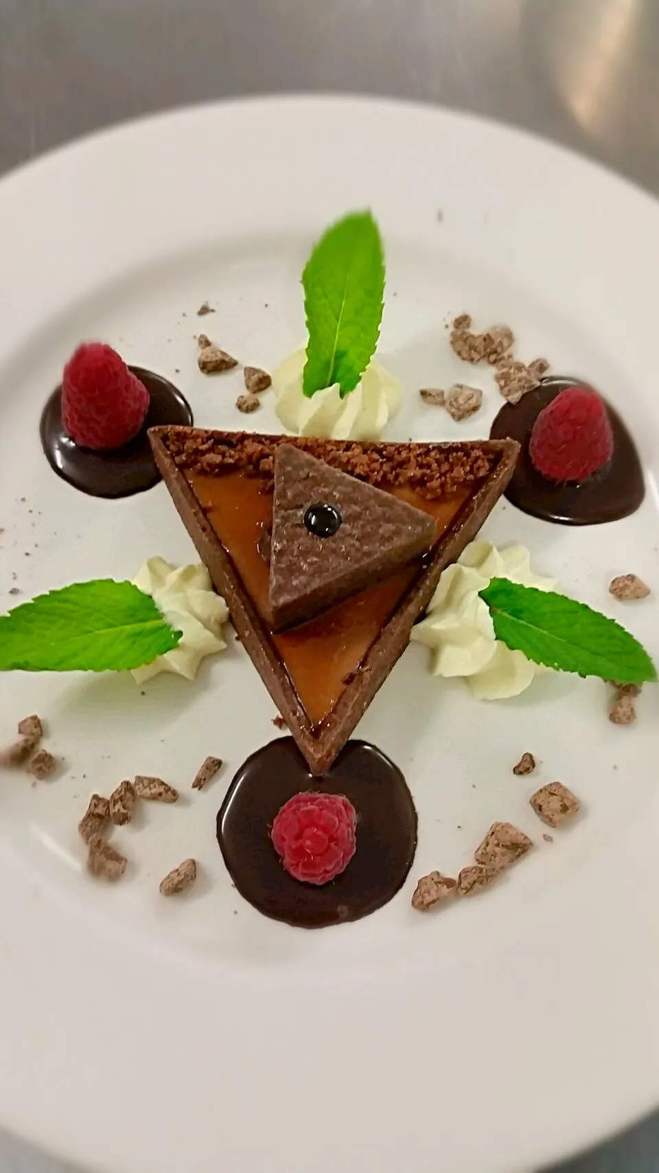 Caramel chocolate mousse in a chocolate pastry shell.|Luke Smithさん