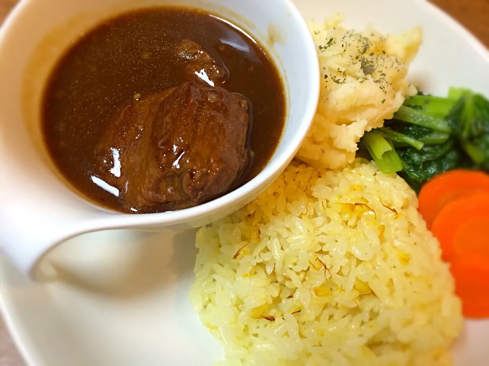 お肉を食べたい😋ビーフシチュー。マッシュポテトとサフランライス。|RieRie☻さん