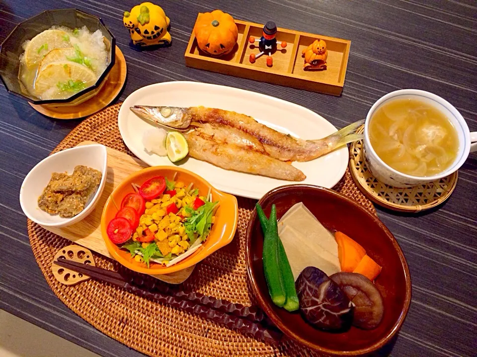 今夜は焼きカマス、茅の舎だしで炊いた荒野豆腐、揚げ出し大根、たたき牛蒡味噌胡麻和え、コーンサラダ、鶏蓮根団子ジンジャースープです。|かれんさん