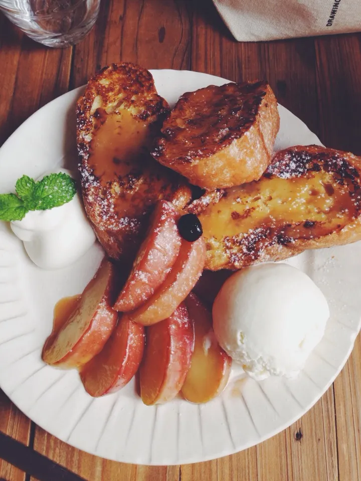 French toast with caramelized apple and ice cream|y.kさん