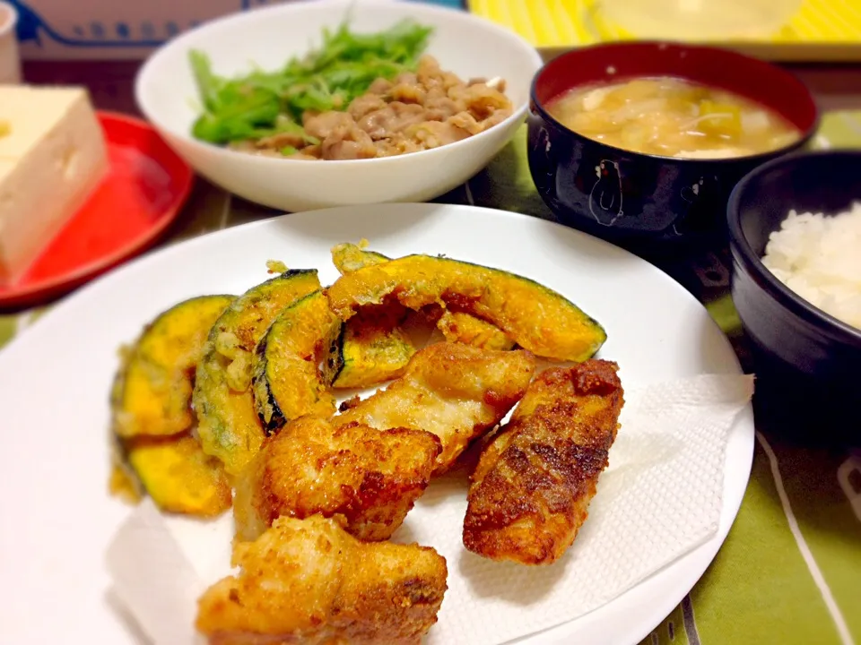 サメの唐揚げ、カボチャの天ぷら、豚焼き肉。|もじゅさん