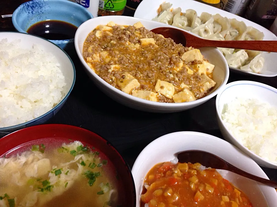 今日の晩ご飯は、お肉たっぷり麻婆豆腐、焼き餃子、卵スープ。|ゆえさん