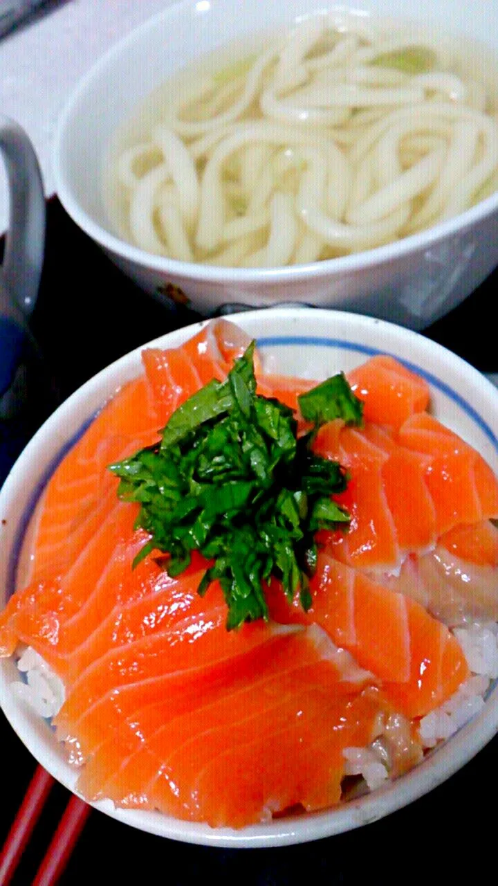 簡単乗っけ飯！サーモン丼と素饂飩。|あまねさん