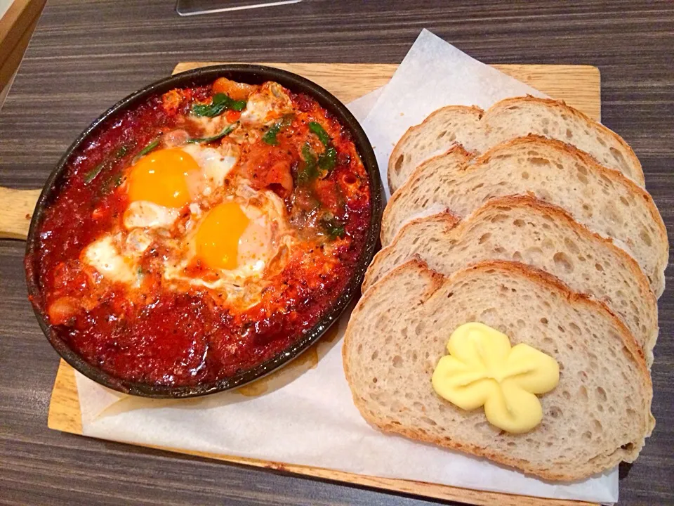 Eggs, bacon and tomato sauce in a pan|prissyさん