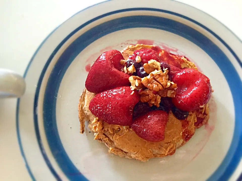 Oatmeal pancakes with berry compote and pecans|victoria valerioさん