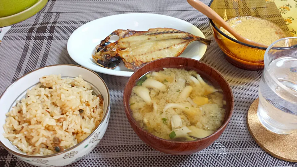 しじみの炊き込みご飯、鯵の干物、舞茸とお豆腐のお味噌汁&納豆卵～♪|三宅章人  Akihito Miyakeさん