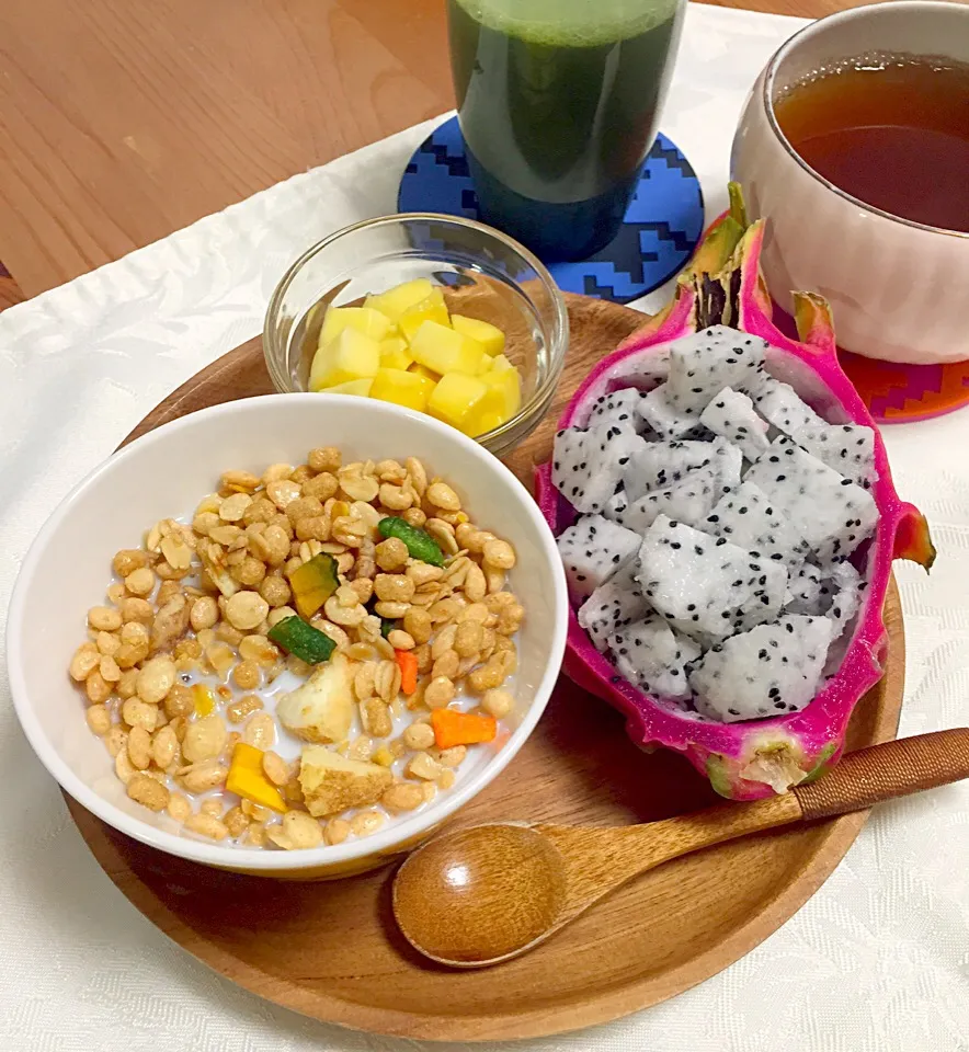 Breakfast: vegetable granola cereal, fresh mango and dragon fruits|Kumigarさん