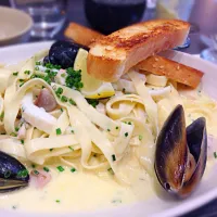 Snapdishの料理写真:Seafood linguine|Karen Yongさん