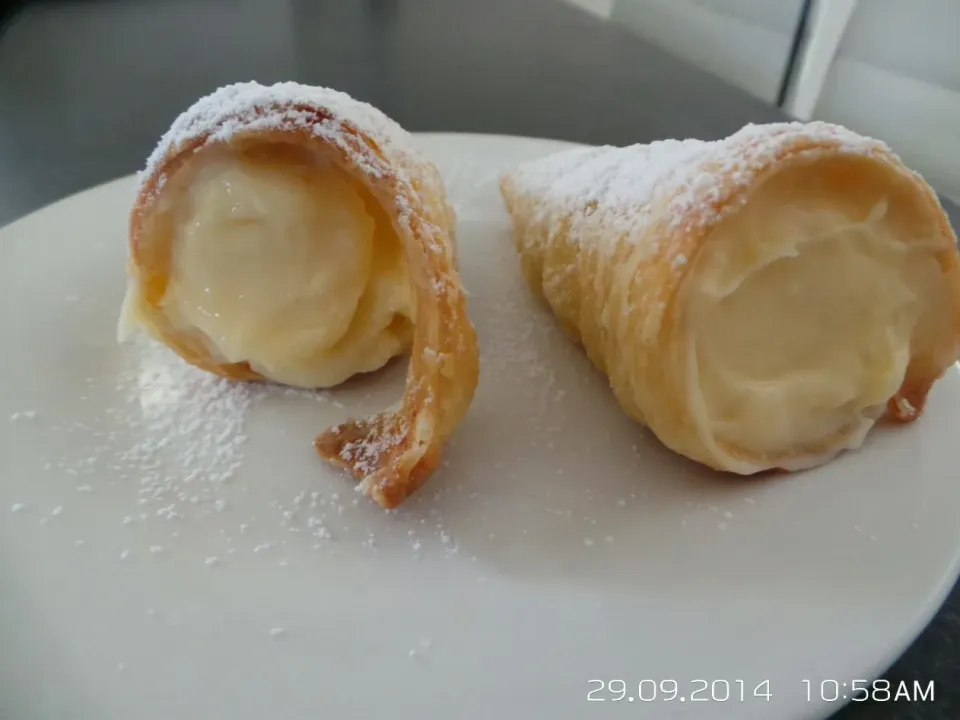 Homemade cream horns with creme patisserie.|Donna Crawfordさん