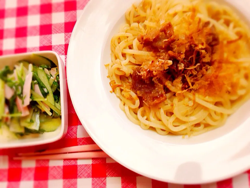 牛すじ焼きうどん、水菜サラダ|ちるのさん