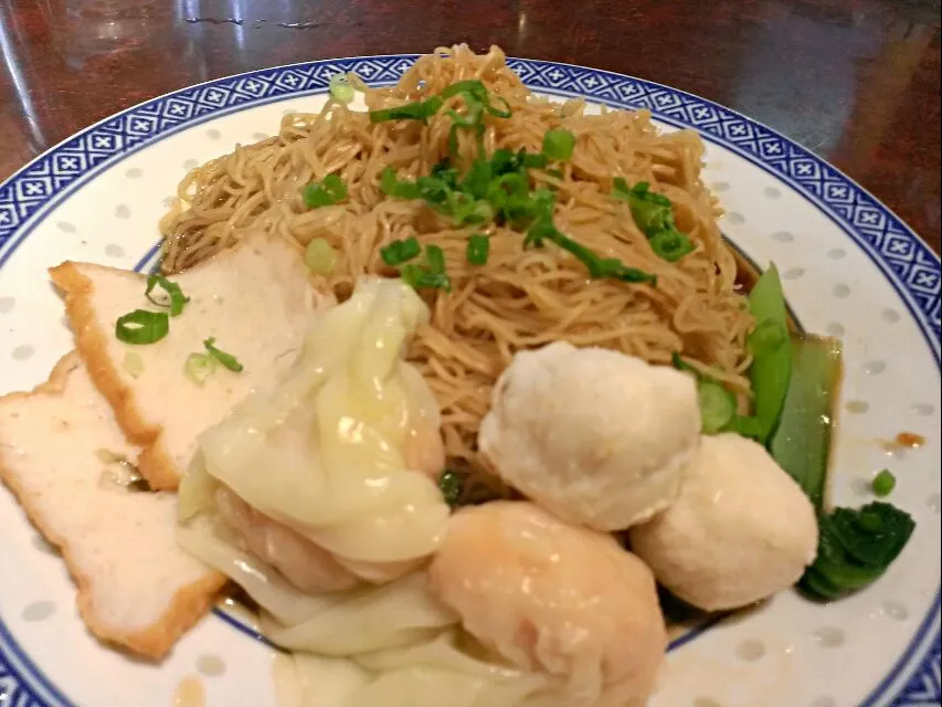 雲呑魚蛋麺(ワンタンつみれ麺)|ふぃるまめんとさん