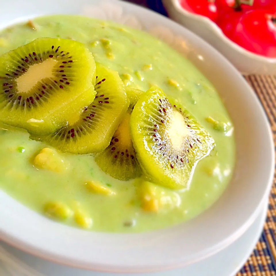 Snapdishの料理写真:Cream Avocado with Sliced Kiwi on top|Art Yuudhaさん