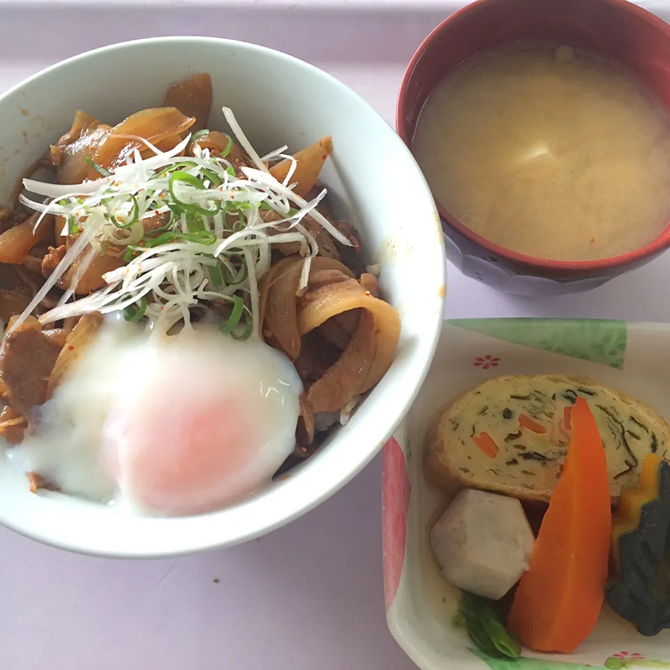 Snapdishの料理写真:豚肉味噌丼(温玉付き)、三色しのだ煮、味噌汁(豆腐・うすあげ)|maixx ใหม่さん