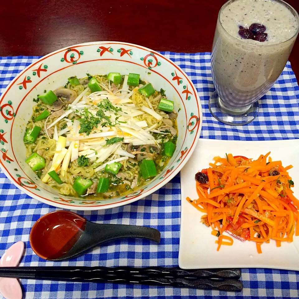 パクチーの気分だったので😋🍀パクチーラーメンと人参のソムタム🍜|♥️さん