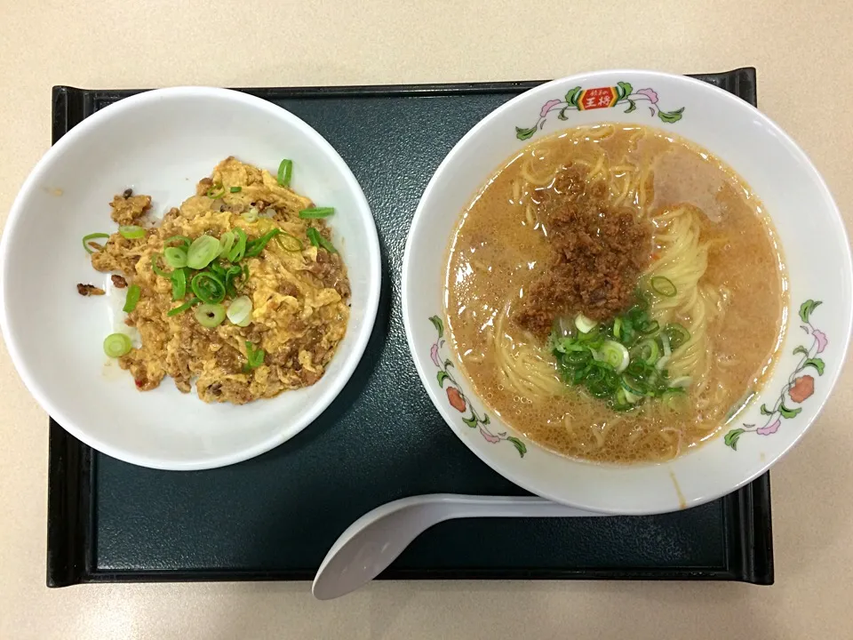 日替りランチ(そぼろ丼•担担麺)|ばーさんさん