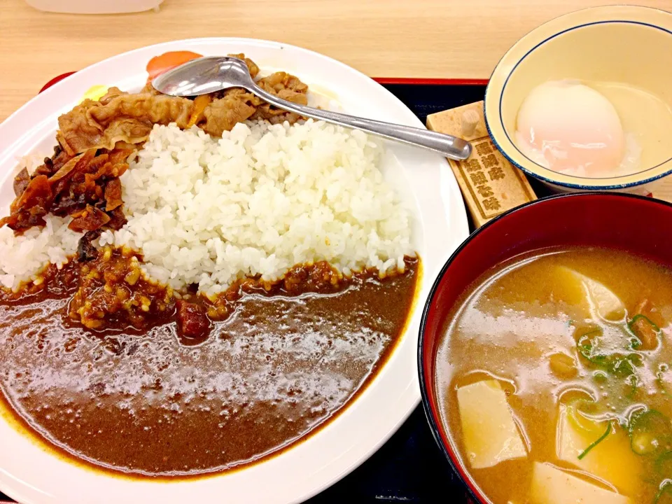 Snapdishの料理写真:オリジナルカレギュウ、半熟卵、豚汁変更740円也at松屋自由が丘店|秋山知隆さん