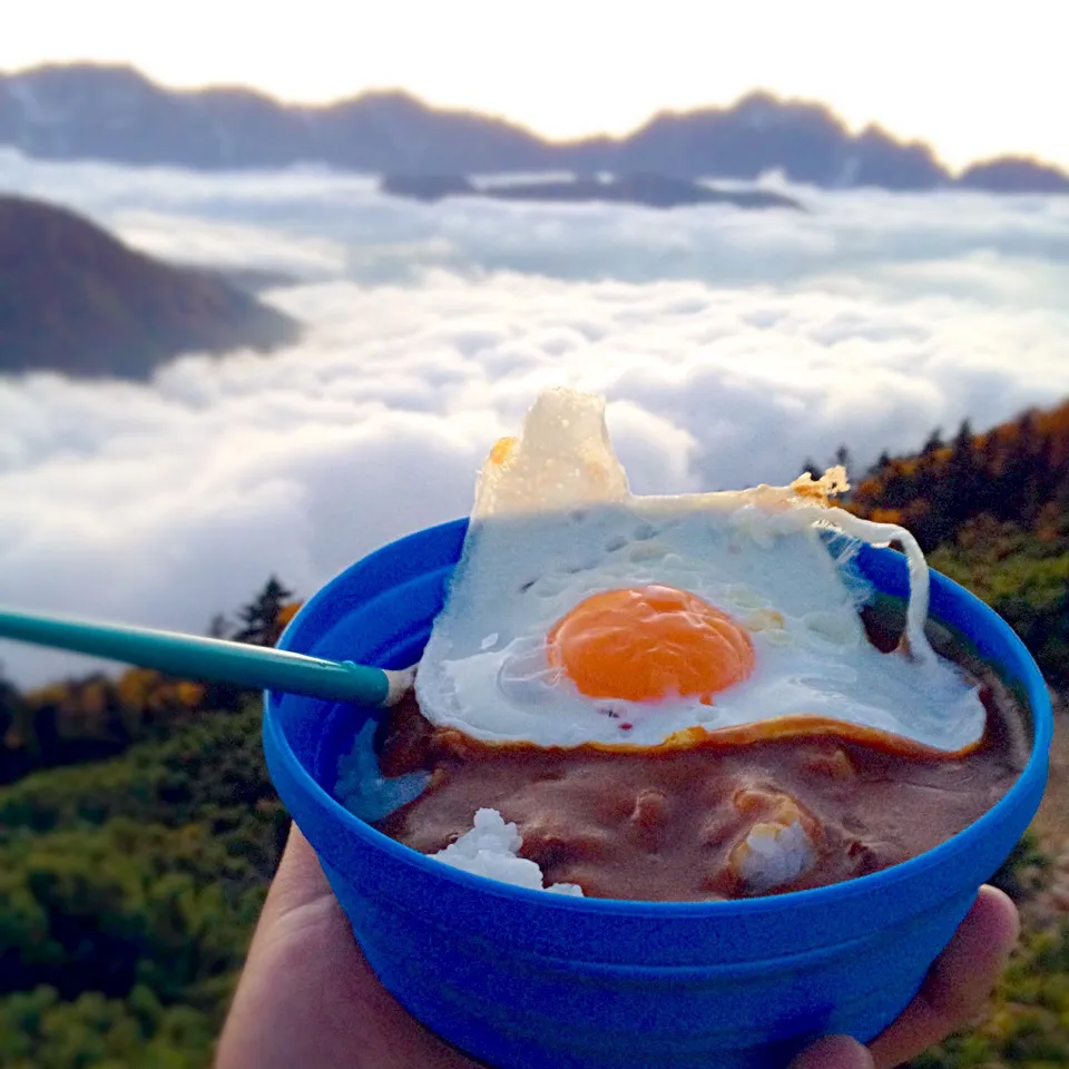 Snapdishの料理写真:冷池山荘のテント場で、剱岳と雲海とカレー🍛感無量😭|ラー山さん