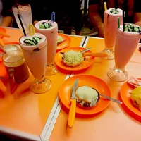 surabi imut nhi bandung plus milk shake|kenny kartikasariさん